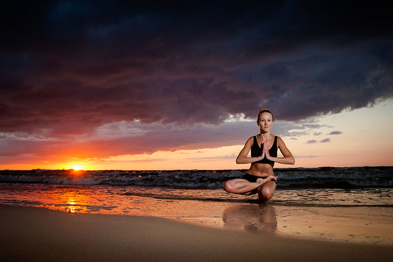 Ćwiczenia o wschodzie słońca z instruktorem